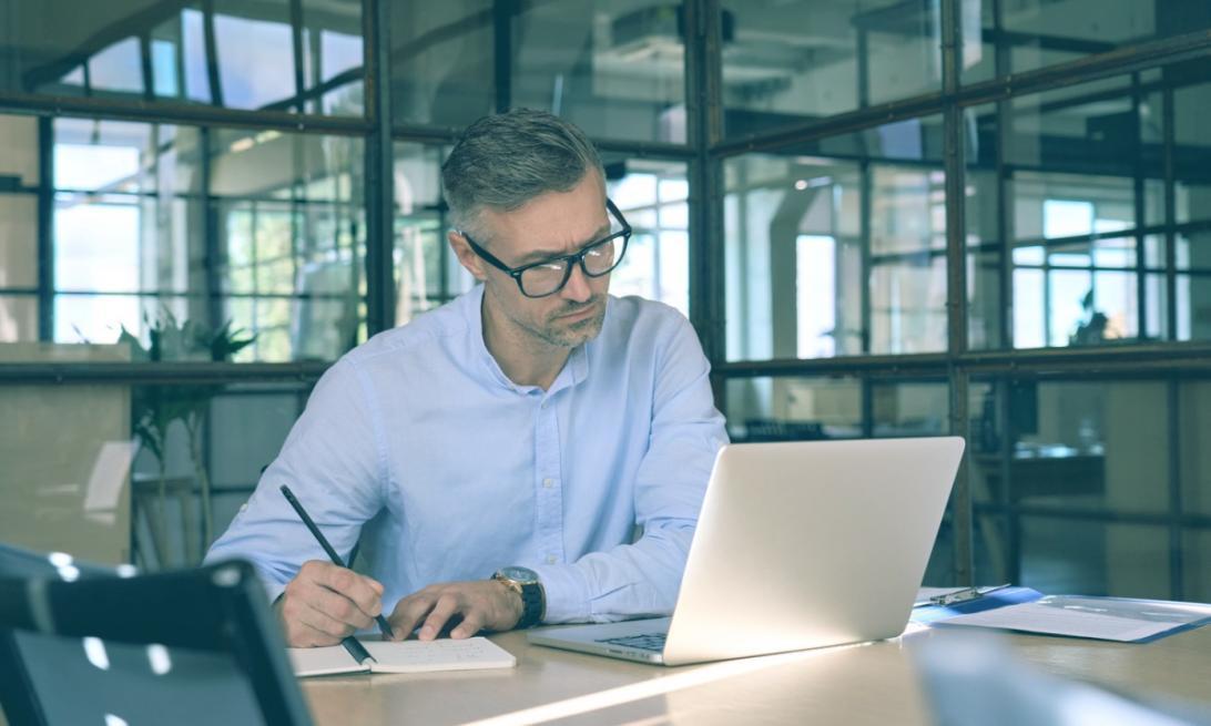 Detaillierte Analyse von SEO-Metriken auf einem Monitor